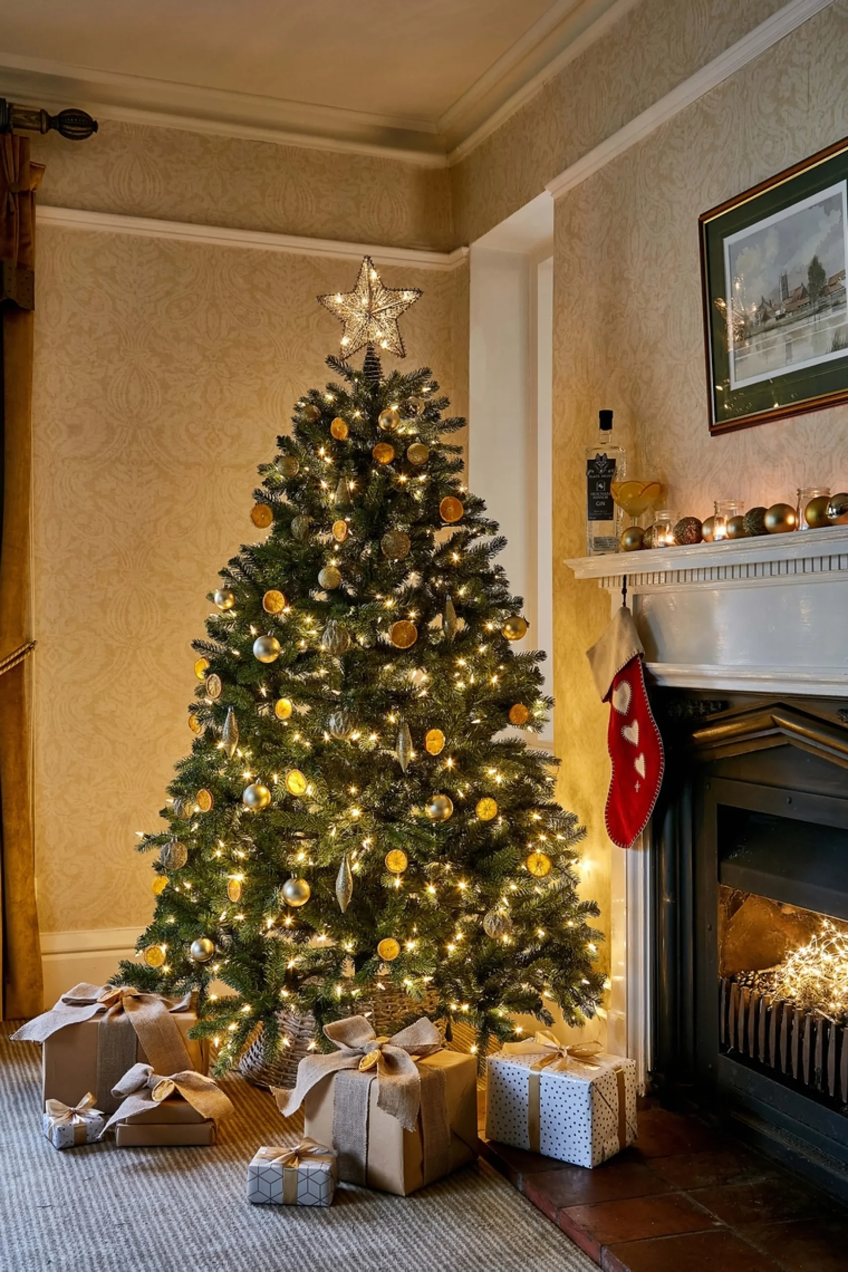 Christmas Land Pre-Lit Christmas Trees*9Ft Feel Real Newberry Spruce Pre-Lit Artificial Christmas Tree