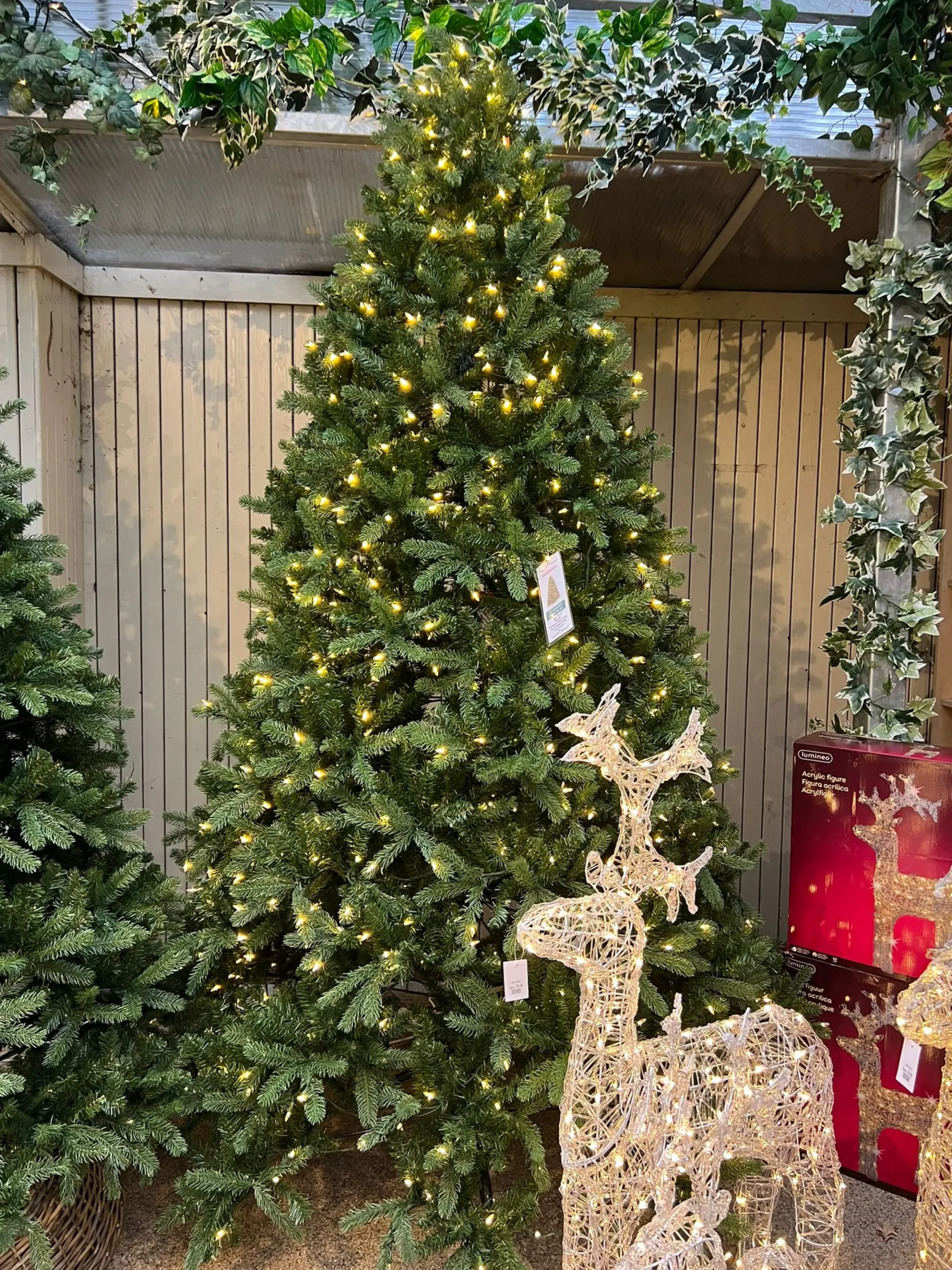 Christmas Land Pre-Lit Christmas Trees*9Ft Feel Real Newberry Spruce Pre-Lit Artificial Christmas Tree